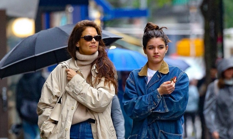 Suri Cruise și mama ei, Katie Holmes