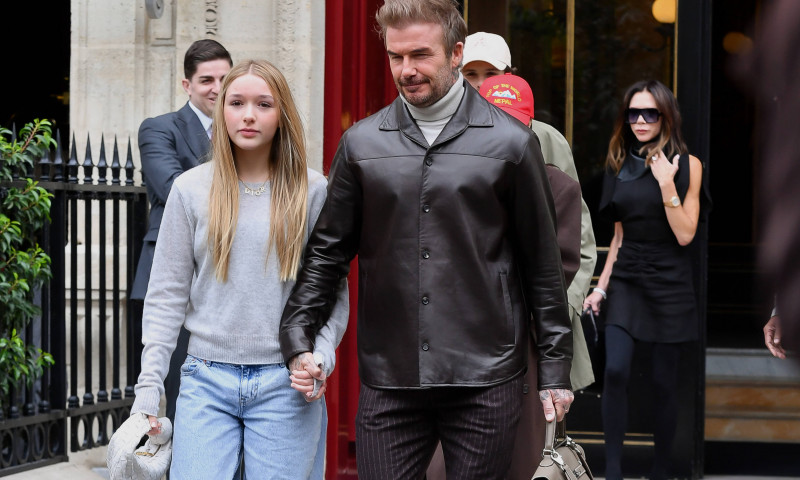 Cum nu se poate mai mândru de ea. David Beckham, de mână cu fiica lui prin  Paris. Harper are 13 ani și este adorabilă