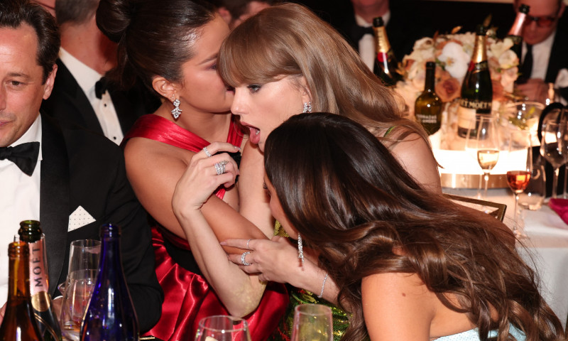 Selena Gomez și Taylor Swift, discuție virală la Globurile de Aur/ Profimedia