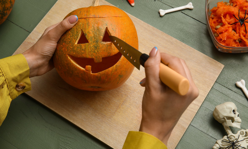 Modele de dovleci pentru Halloween pictați sau sculptați/ Shutterstock