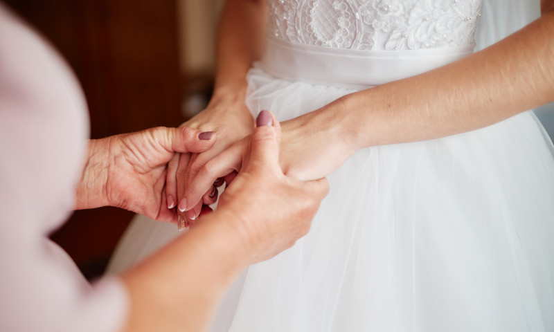 Mom,Holds,The,Bride&apos;s,Hands