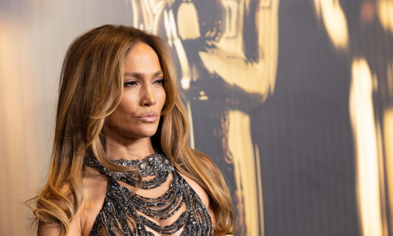 Jennifer Lopez, răvășitoare într-un sacou cu un decolteu imposibil de ignorat. Fanii au reacționat imediat: „Cea mai frumoasă femeie!”