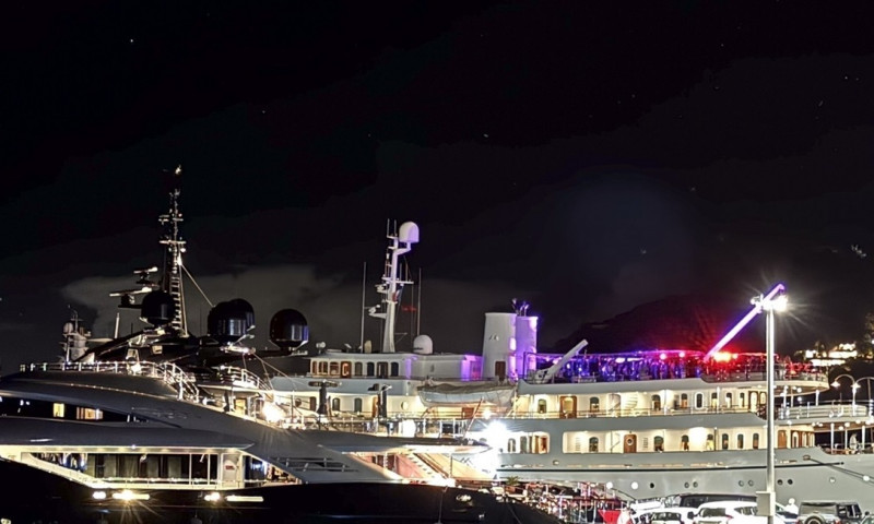 *PREMIUM-EXCLUSIVE* MUST CALL FOR FEES - Hollywood megastar Leonardo DiCaprio and his girlfriend Vittoria Ceretti share a kiss as they enjoy a festive vibes dancing on a yacht during a Christmas holiday in St. Barts