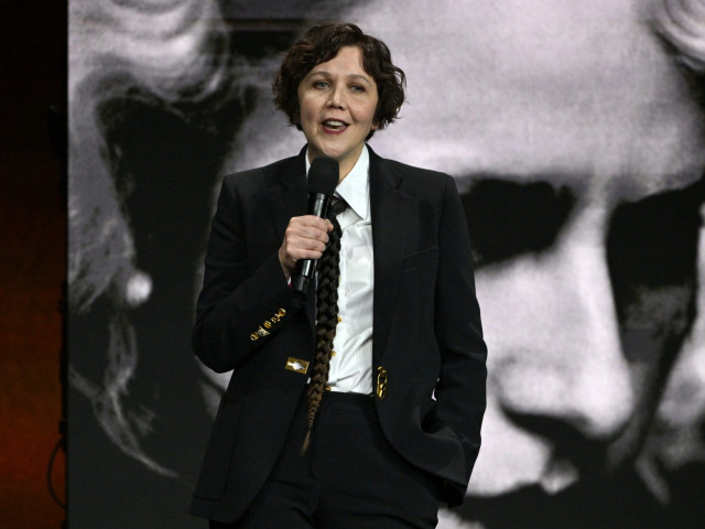 Maggie Gyllenhaal Ocheaz Cu O Cravat Din P R De 2000 De Euro La Prezentarea Filmului De 