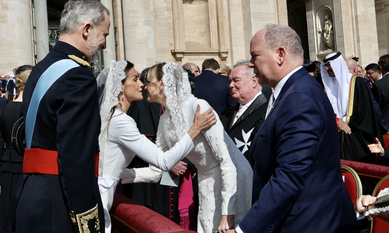 Regele Filipe VI și Regina Letizia a Spaniei, alături de Prințul Albert și soția lui, Prințesa Charlene de Monaco, la inaugurarea Papei Leon/ Profimedia