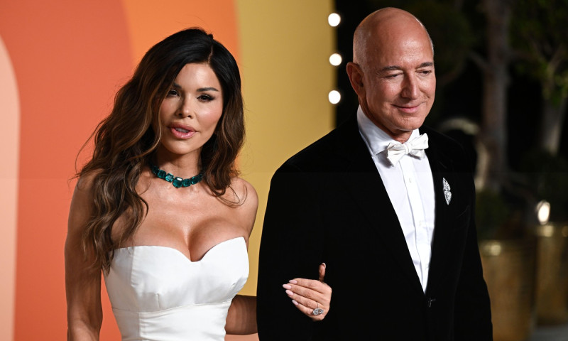 Los Angeles, USA. March 2nd, 2025. Lauren Sanchez and Jeff Bezos arriving at the Vanity Fair Oscar Party, Wallis Annenberg Center for the Performing Arts. Credit: Doug Peters/EMPICS/Alamy Live News