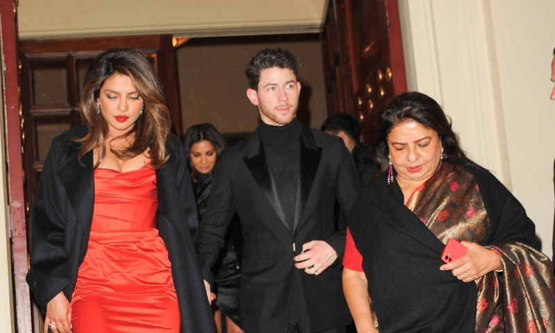 Priyanka Chopra, Nick Jonas și Madhu Chopra/ Profimedia