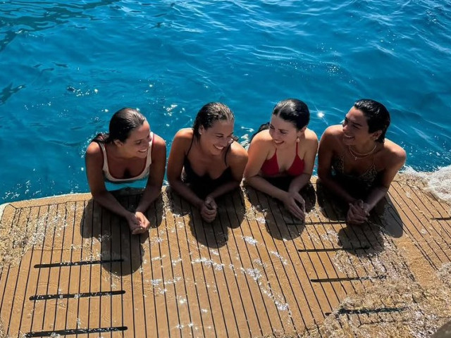 Dua Lipa, apariție incendiară în costum de baie cu animal print, pe un iaht de lux în Mallorca. Artista radiază în vacanța cu fetele