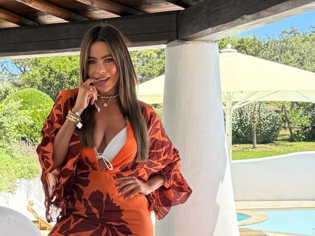Sofia Vergara, jucăușă și senzuală în costum de baie alb, de ziua ei. A sărbătorit 53 de ani cu o vacanță, flirturi și declarații dulci