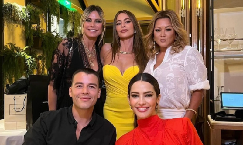 sofia vergara cu prietenii si familia