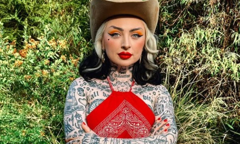 Ea e tânăra care are corpul acoperit de tatuaje