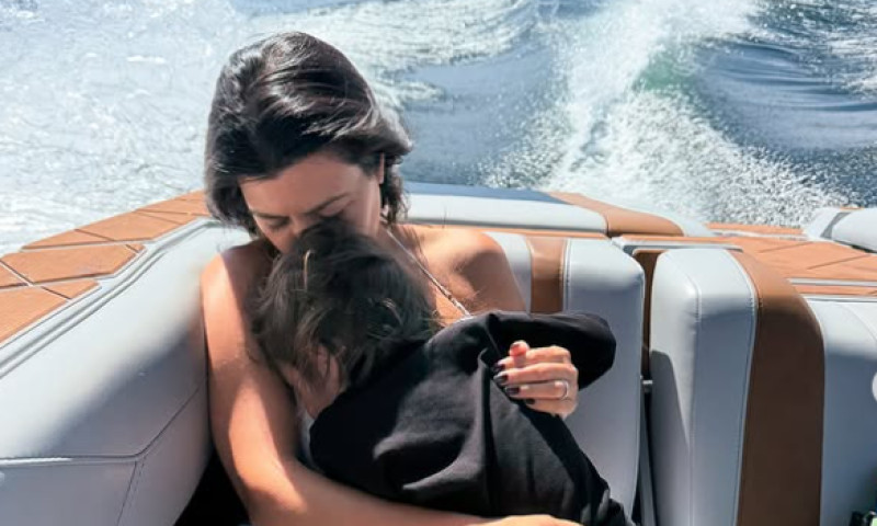 kourtney kardashian cu fiul pe barca