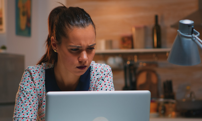 Ce a descoperit o femeie după ce și-a căutat soțul pe Google/ Freepik