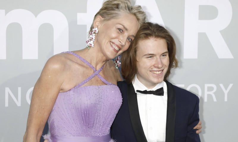 Sharon Stone mit Sohn Roan Joseph Bronstein Stone bei der 27. amfAR Gala Cannes im Rahmen des Festival de Cannes 2021 /
