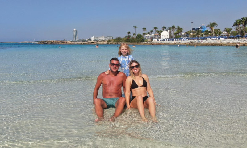 familie care calatoreste in jurul lumii