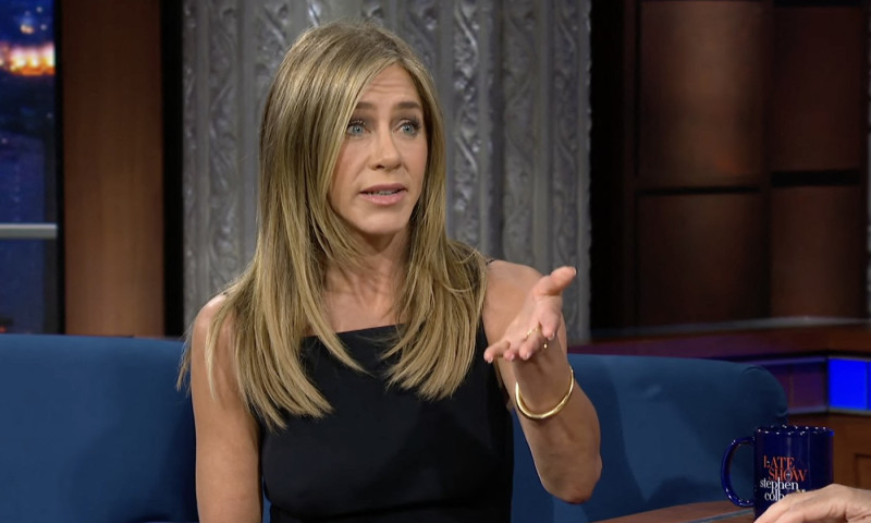 Jennifer Aniston est en promotion pour &quot;The Morning Show&quot; sur l&apos;émission de Stephen Colbert