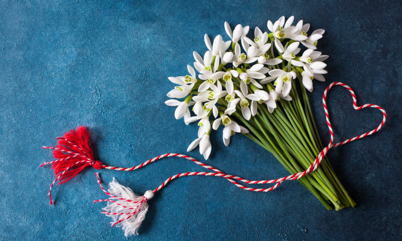 A,Bouquet,Of,Snowdrops,Flowers,And,A,Red,And,White