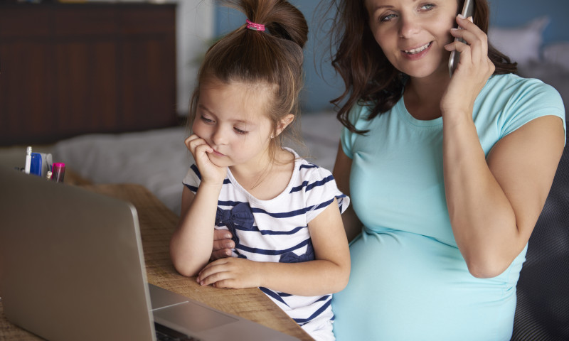 Cum a scăpat o mămică de dependența de telefon/ Unsplash