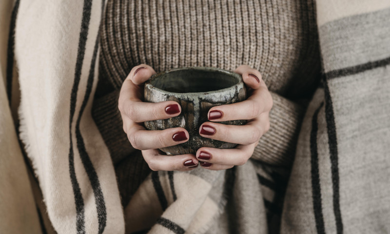 Culori de unghii potrivite în toamna lui 2025/ Freepik