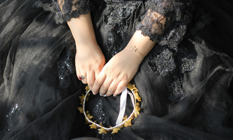 Rochie neagră de mireasă/ Unsplash