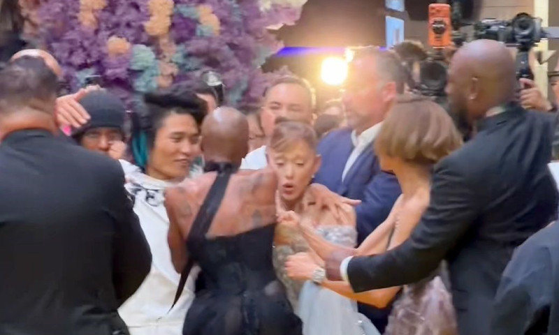 ariana grande atacata de un fan (2)