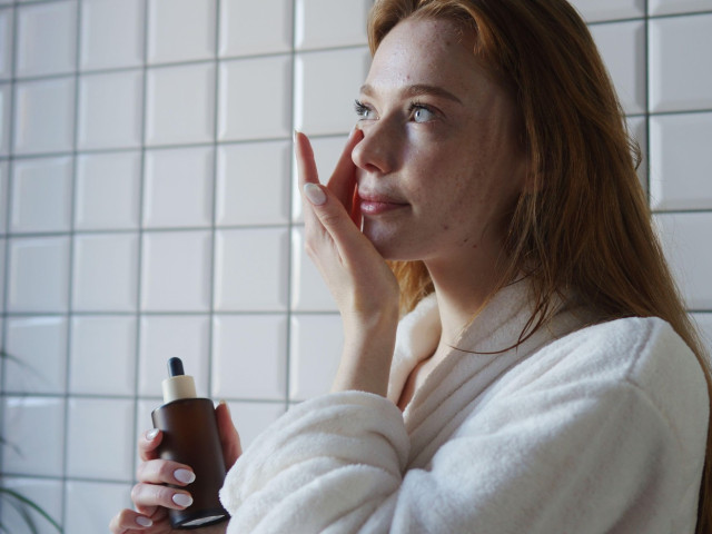 Cum să-ți adaptezi rutina de îngrijire a pielii pentru sezonul rece, potrivit unui medic dermatolog de top. Nu uita de buze și de SPF