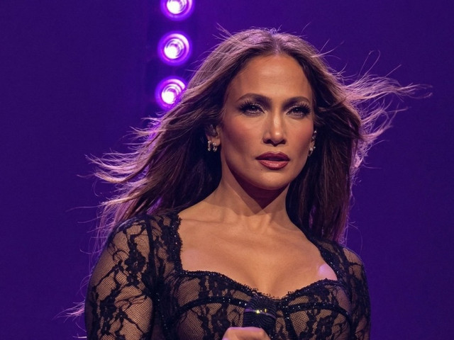 „La treabă!”. Jennifer Lopez, duminica devreme, în colanți și bustieră, cu abdomenul „sculptat” la vedere. „Respect!”