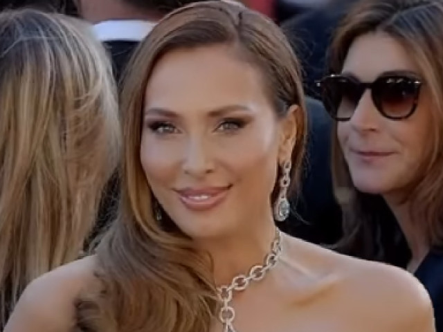 Zâmbet de Hollywood, rochie de prințesă. Iulia Vântur, emoții și o apariție de poveste la Cannes 2026, în postura de actriță
