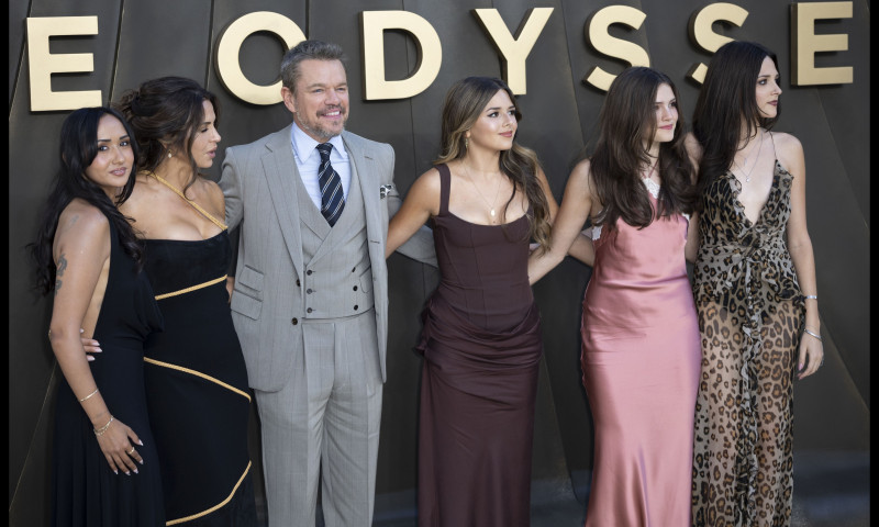 Matt Damon, apariție rară alături de soție și cele patru fiice la premiera filmului „The Odyssey”/ Profimedia