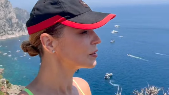 Andreea Marin nu ia pauză de la sport nici în vacanță. În bustieră neon și colanți mulați, a alergat pe străduțele din Capri
