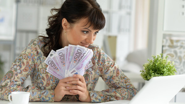 4 zodii care par să aibă „lipici” la bani. Găsesc mereu o cale să evite falimentul