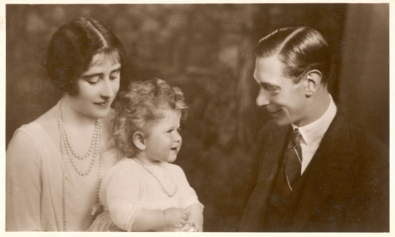 Regele George VI și soția sa, Elisabeta, alături de fiica lor, Elisabeta/ Profimedia