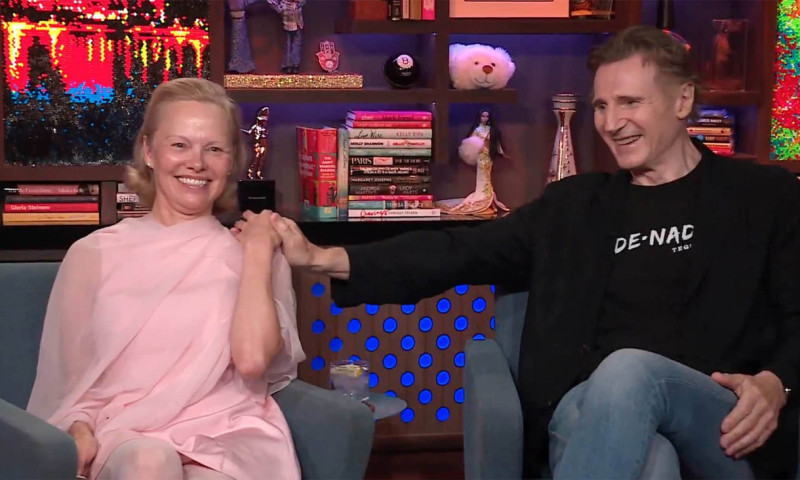 Pamela Anderson și Liam Neeson