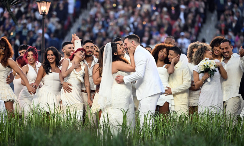nunta de la show-ul lui bad bunny la super bowl 2026 (3)