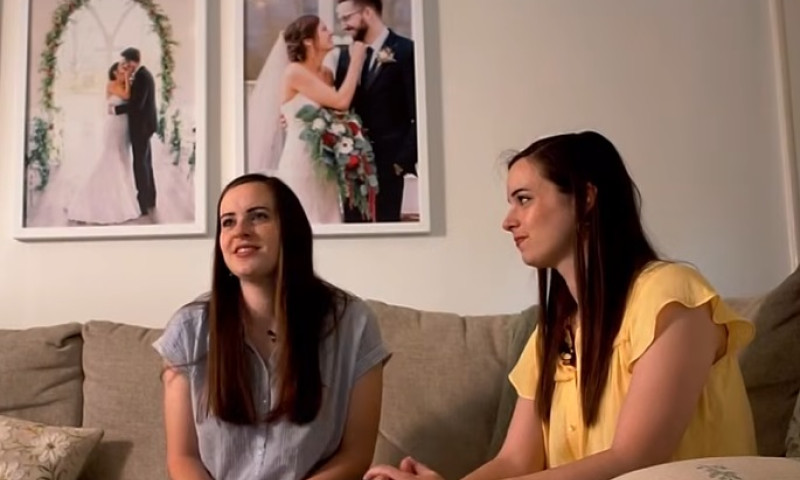 Sunt surori gemene și au devenit mame în același timp