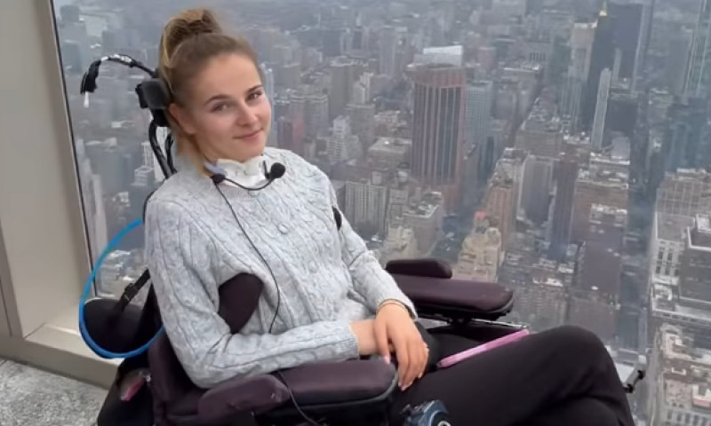 Rebecca Koltun, paralizata de la gat in jos (4)