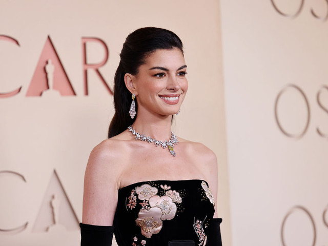 Anne Hathaway, criticată de fani după apariția la gala premiilor Oscar 2026: „Ce și-a făcut la față? E de nerecunoscut!”