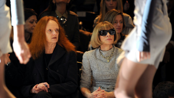 A supraviețuit unui accident teribil și i-a ținut piept Annei Wintour. Povestea lui Grace Coddington, geniul din spatele imaginii Vogue