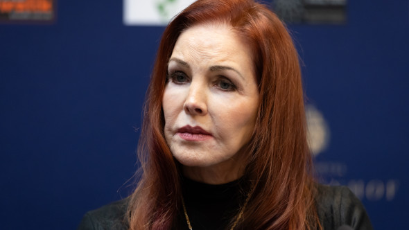 Priscilla Presley, apariție rară în public alături de fiul ei, Navarone. Cei doi au mers împreună în Germania