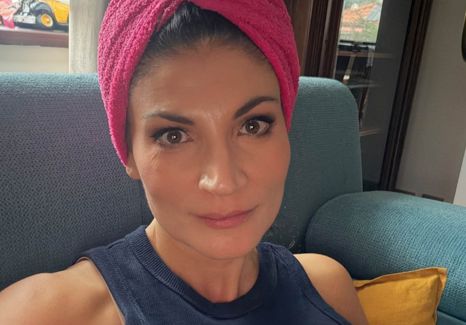 Ioana Ginghină, procedură estetică la 49 de ani Actrița s-a lăsat înțepată din cap până în decolteu: „Să le rezolvăm pe toate!”