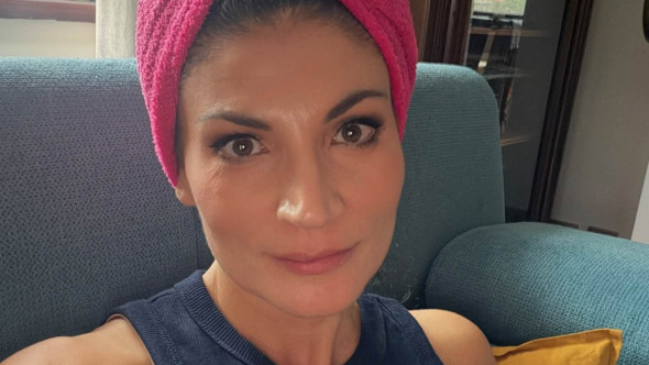 Ioana Ginghină, procedură estetică la 49 de ani. Actrița s-a lăsat înțepată din cap până în decolteu: „Să le rezolvăm pe toate!”