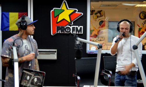 alex-velea-a-cantat-pe-heliu-in-studioul-profm-asculta-live-session-ul-facut-in-studio-cu-puya-video 1
