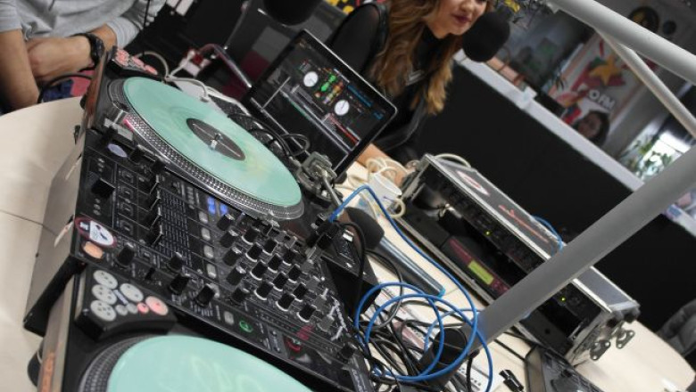 vescan-si-alina-eremia-au-cantat-live-hitul-in-dreapta-ta-la-alarmaprofm-vezi-toate-cantarile-din-live 11