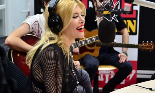 profm-live-session-cu-loredana-a-cantat-lumea-ta-fara-carla-s-dreams-dar-cu-trupa-live-in-studio-video