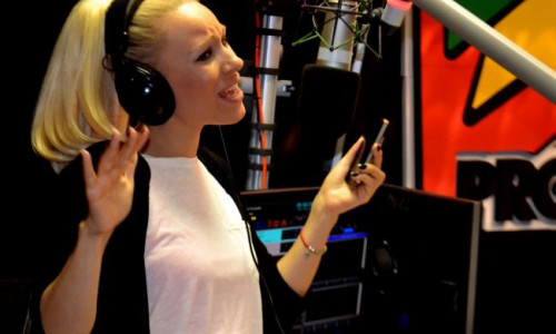 amna-live-la-alarmaprofm-asculta-noul-single-fara-aer-si-hitul-arme-cantate-in-studio-video 5