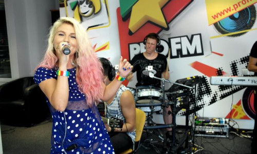 corina-of-corso-live-profm-vezi-aici-cantarea-din-studioul-profm-video 7