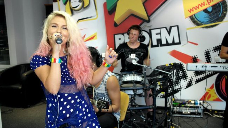 corina-of-corso-live-profm-vezi-aici-cantarea-din-studioul-profm-video 7