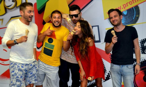 dimineata-cu-inghetata-la-alarma-profm-vezi-cum-au-cantat-yogi-ft-shift-ruby-noul-single-in-studioul-profm 9
