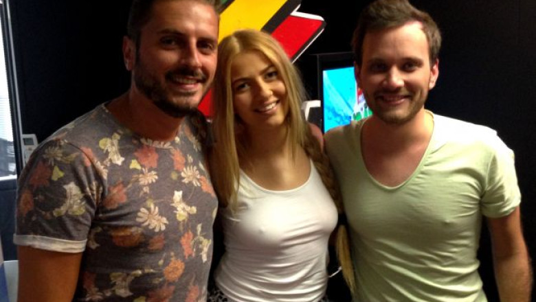 lidia-buble-ne-a-cantat-live-hitul-noi-simtim-la-fel-vezi-aici-filmarea-din-studio-de-la-alarma-profm 8