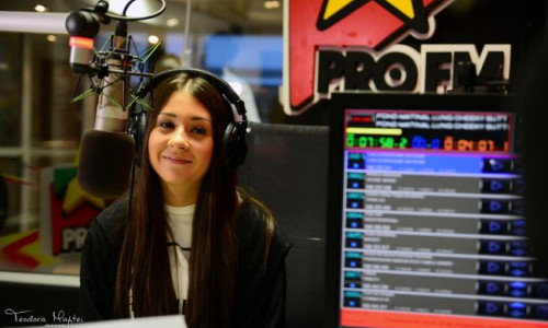 nicole-cherry-live-session-cu-noua-piesa-fata-naiva-dar-si-un-cover-amy-winehouse-vezi-aici-filmarea-din 9